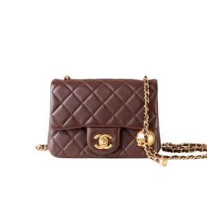[프리미엄/해외배송]샤넬 클래식 골드볼 쁘띠삭 플랩 백(버건디/금장/램스킨)
