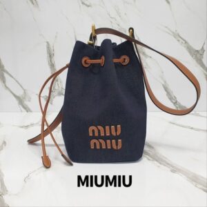 [국내배송]미우미우 로고 데님 버킷백